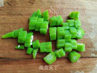 番茄秋葵煎蛋三明治的做法步骤：4