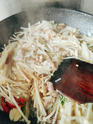 金针菇炒肉片的做法步骤：7