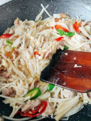 金针菇炒肉片的做法步骤：8