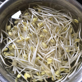 家常炒豆芽的做法步骤：1