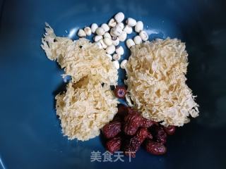银耳莲子羹的做法步骤：1