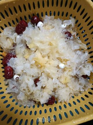 银耳莲子羹的做法步骤：2