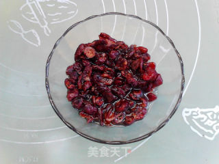 蔓越莓裸麦软欧包的做法步骤：2