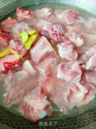 家常红烧排骨的做法步骤：2