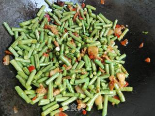 剁椒肉片炒豇豆的做法步骤：11