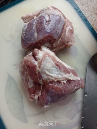 红烧牛腩的做法步骤：1