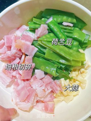 花费10????上班快手便当丨不放盐也好吃的培根炒荷兰豆和洋葱炒虾仁！的做法步骤：1