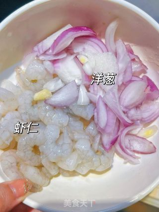 花费10????上班快手便当丨不放盐也好吃的培根炒荷兰豆和洋葱炒虾仁！的做法步骤：5