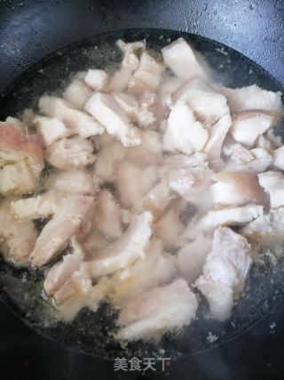 五花肉烧腐竹的做法步骤：2