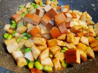 夏日开胃下饭家常菜，酱香杏鲍菇豆干的做法步骤：6