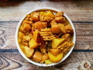 红烧肉炖土豆豆腐串的做法
