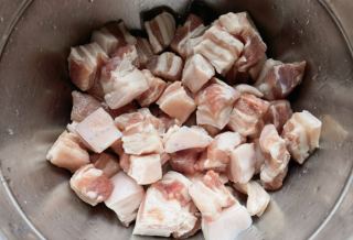 红烧肉炖土豆豆腐串的做法步骤：1