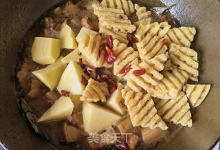 红烧肉炖土豆豆腐串的做法步骤：15
