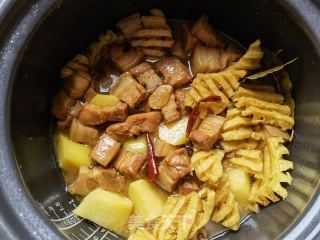 红烧肉炖土豆豆腐串的做法步骤：16
