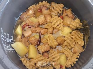 红烧肉炖土豆豆腐串的做法步骤：18