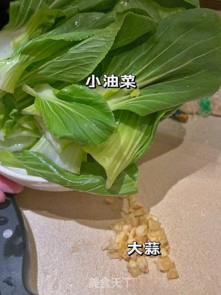 花费6????上班快手便当丨红烧翅根和清炒小油菜的做法步骤：1