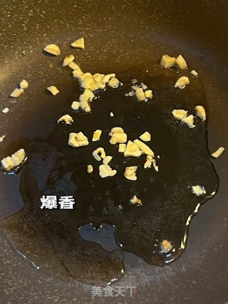 花费6????上班快手便当丨红烧翅根和清炒小油菜的做法步骤：2