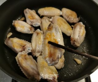 蔓越莓干烧鸡翅的做法步骤：1