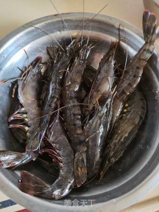 蒜香黑虎虾的做法步骤：1