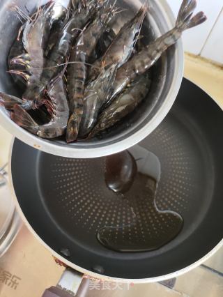 蒜香黑虎虾的做法步骤：2