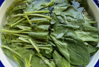 金针菇菠菜拌煎蛋的做法步骤：1