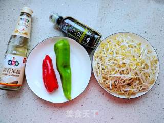 酸辣绿豆芽的做法步骤：1