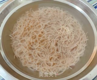 虾酱鹅蛋拌荞麦冷面的做法步骤：3