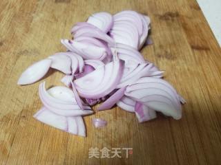洋葱炒明月草的做法步骤：1