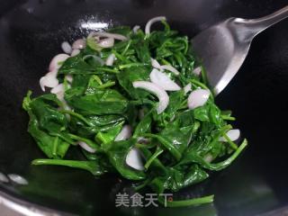 洋葱炒明月草的做法步骤：3