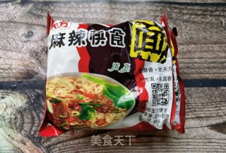 煎蛋青菜煮方便面的做法步骤：1
