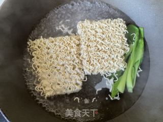 煎蛋青菜煮方便面的做法步骤：6