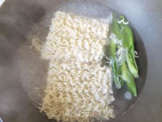煎蛋青菜煮方便面的做法步骤：7