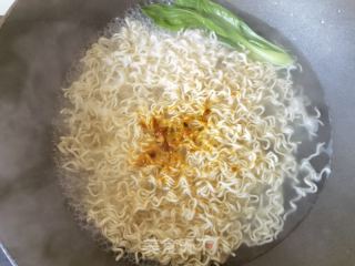 煎蛋青菜煮方便面的做法步骤：8