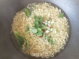 煎蛋青菜煮方便面的做法步骤：9