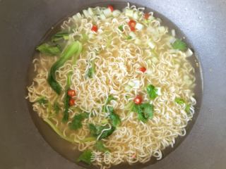 煎蛋青菜煮方便面的做法步骤：10