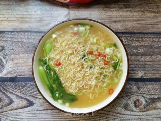 煎蛋青菜煮方便面的做法步骤：11