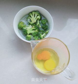 西蓝花蒸鸡蛋羹的做法步骤：1