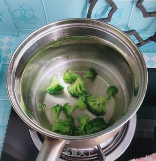 西蓝花蒸鸡蛋羹的做法步骤：5