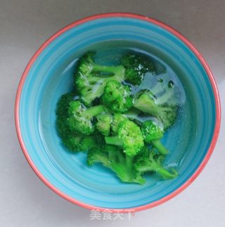 西蓝花蒸鸡蛋羹的做法步骤：6