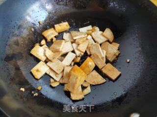蘑菇秋葵炒豆干的做法步骤：4