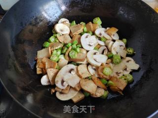 蘑菇秋葵炒豆干的做法步骤：5