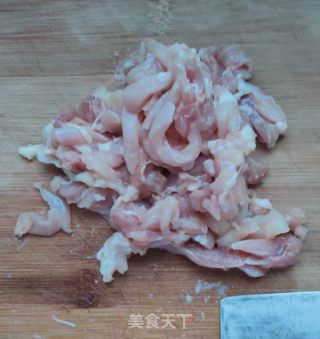 嫩姜炒鸡肉丝的做法步骤：2