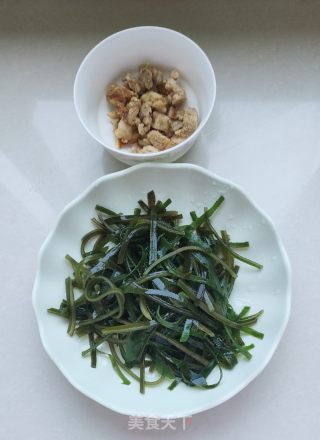 猪油渣炒海带丝的做法步骤：1