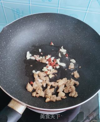 猪油渣炒海带丝的做法步骤：3