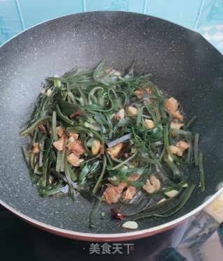 猪油渣炒海带丝的做法步骤：5