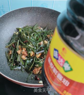 猪油渣炒海带丝的做法步骤：6