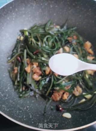猪油渣炒海带丝的做法步骤：7