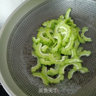 驴肉炒苦瓜的做法步骤：3