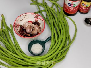 干煸豆角的做法步骤：1
