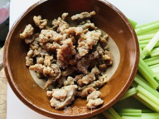 香芹炒牛肉的做法步骤：1